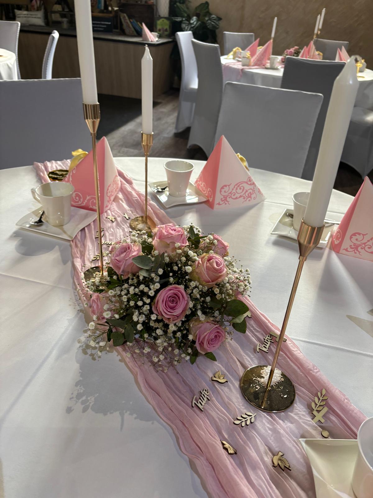 Tischdekoration mit Rosen und Kerzen